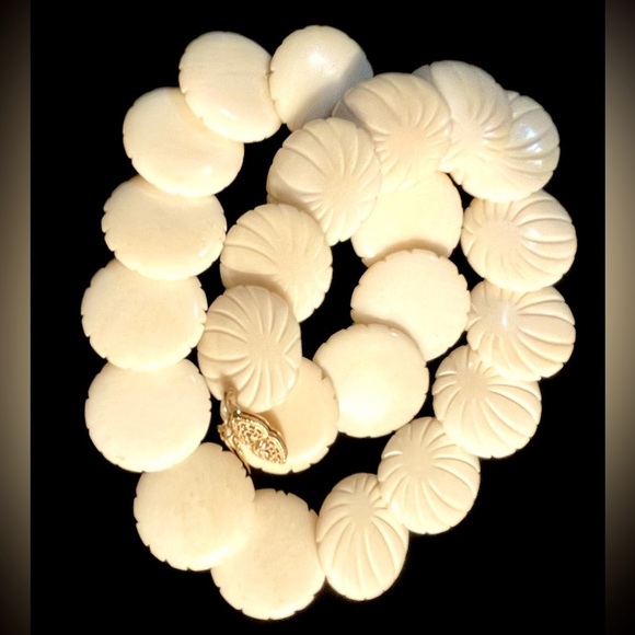 Vintage carved Bakelite disc choker necklace​​ - Picture 6 of 7